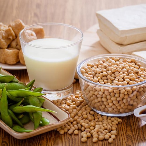 Potraviny bohaté na fyto-estro-geny - např. sójové mléko, tofu, mléčné výrobky, oříšky mohou přispět k růstu prsou